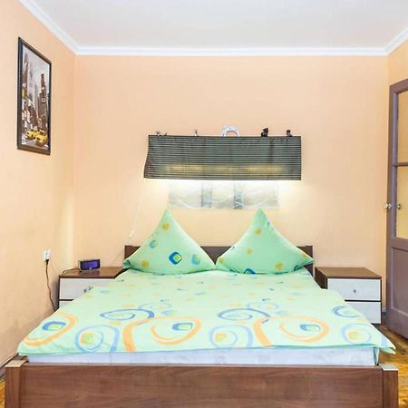 Apartment On Sobornyi Avenue 143 Near Intourist Hotel Zaporizhia Екстериор снимка