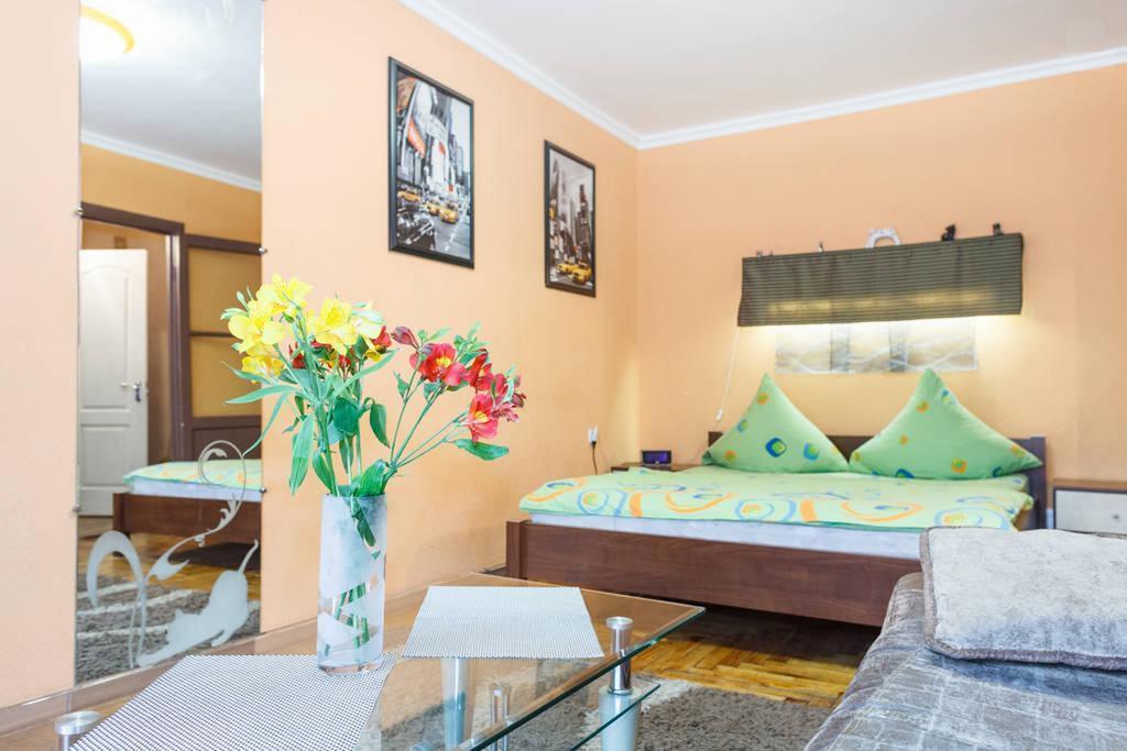 Apartment On Sobornyi Avenue 143 Near Intourist Hotel Zaporizhia Екстериор снимка