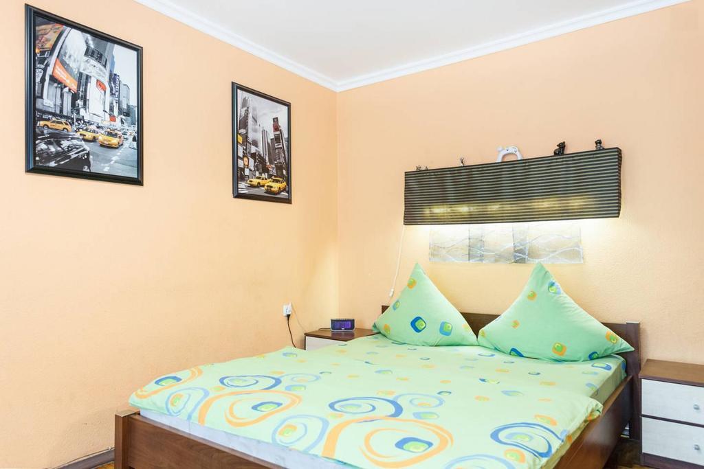 Apartment On Sobornyi Avenue 143 Near Intourist Hotel Zaporizhia Екстериор снимка